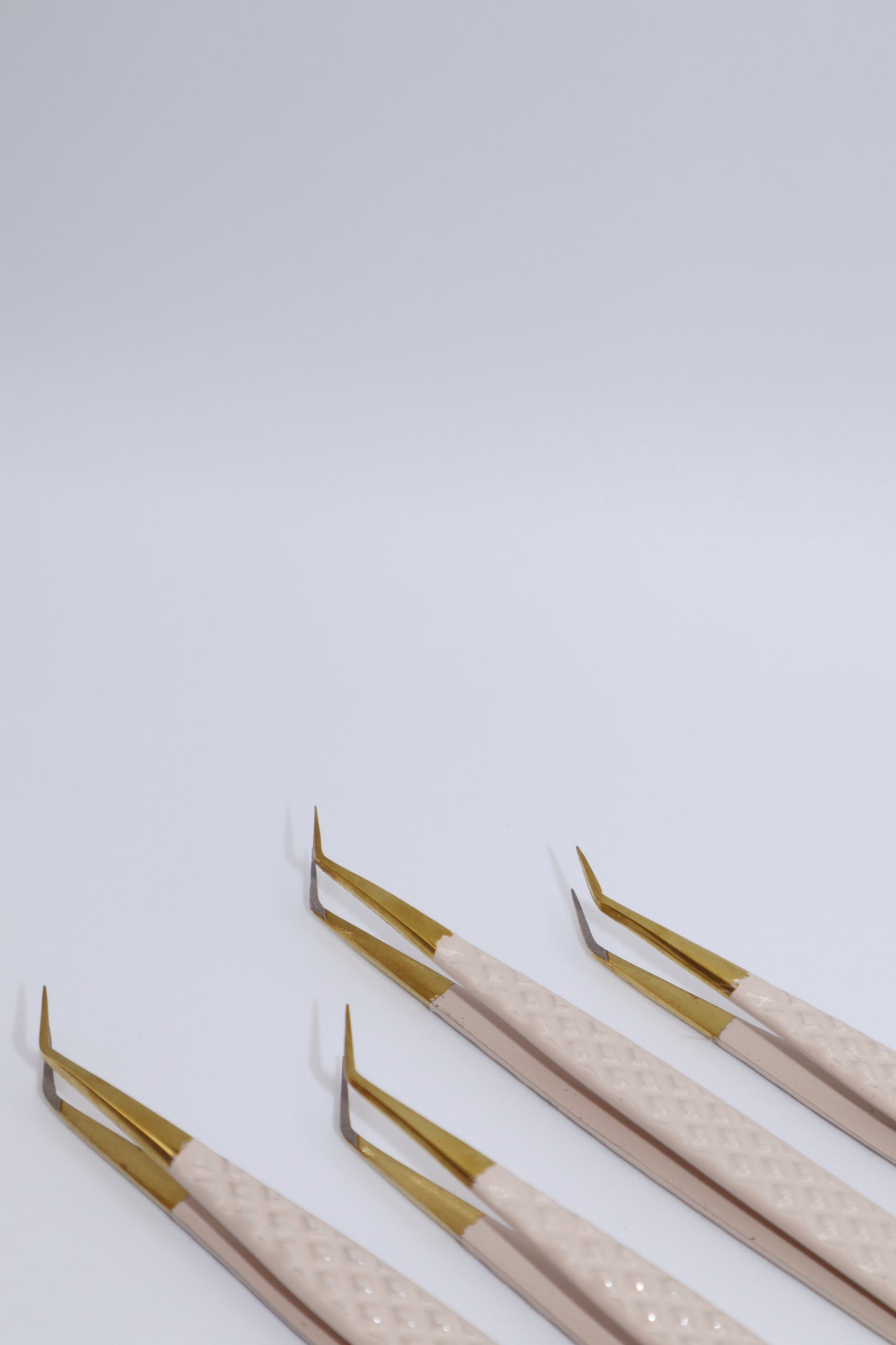 Millionaire – Extended 45° Fiber Tip Isolation Tweezers